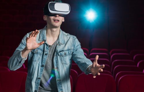 Da li ćemo uskoro filmove u bioskopima gledati kroz VR naočare? Prve sale već ukidaju platno