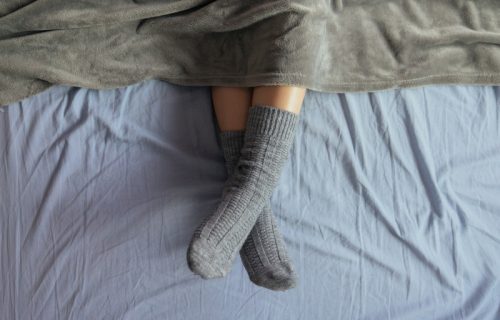 Spavate u čarapama? Evo šta to znači za vaš san