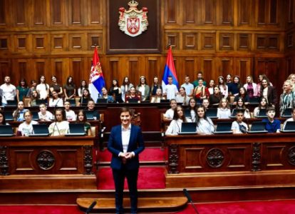Brnabićeva u Narodnoj skupštini ugostila decu iz Republike Srpske (FOTO)