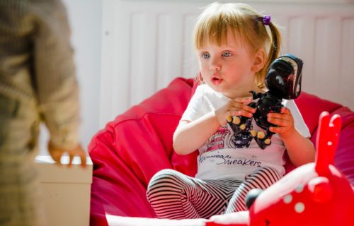 Psiholog otkriva: Evo zašto roditelji ne bi trebalo da teraju decu da dele svoje igračke