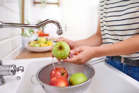 I kada je ljuštite, ovu hranu prvo operite: Bakterije sa kore mogu da završe na delu koji jedete