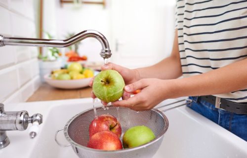 I kada je ljuštite, ovu hranu prvo operite: Bakterije sa kore mogu da završe na delu koji jedete