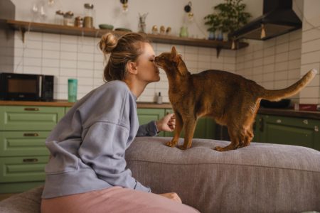 Mačka vas uporno gleda? Evo šta pokušava da vam kaže svojim pogledom