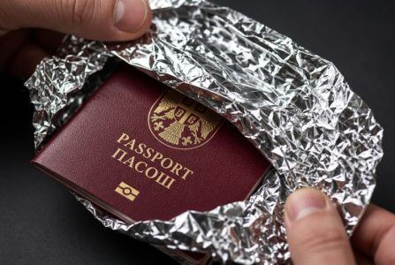 Zašto putnici uvijaju pasoš u foliju? Bizaran trend se širi mrežama, evo da li to rešava problem