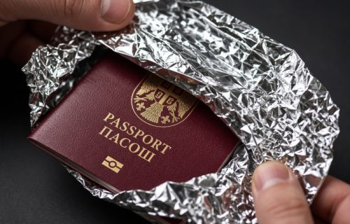 Zašto putnici uvijaju pasoš u foliju? Bizaran trend se širi mrežama, evo da li to rešava problem