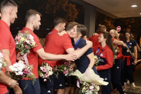 Preslatko: Stigle bronzane odbojkašice, a na dočeku… Odbojkaši ih sačekali iznenađenjem (FOTO)