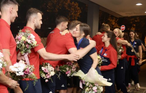 Preslatko: Stigle bronzane odbojkašice, a na dočeku... Odbojkaši ih sačekali iznenađenjem (FOTO)