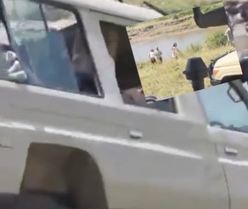 Za dlaku izbegnuta tragedija u Tanzaniji: Džip se prevrnuo i sleteo u reku punu krokodila (VIDEO)
