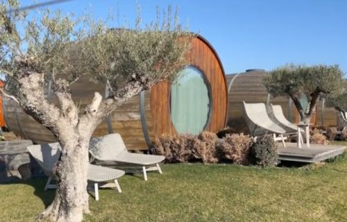 Odmor u dolini vina: Da li biste proveli noć u pravom vinskom buretu (VIDEO)