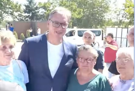 “Ja ću umreti ako se ne slikamo”: Vučić objavio simpatičan snimak, evo šta je odgovorio (VIDEO)