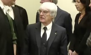 Berni Eklston uhapšen, pa pušten: Bivši šef Formule 1 uhvaćen sa sačmaricom u prtljagu?!