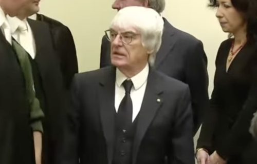 Skandal na aerodromu: Uhapšen Berni Eklston (95), nosio pušku u avionu