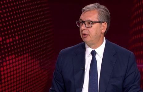 (UŽIVO) Vučić se obraća javnosti: “Sahrana Mladića služila kao alibi da pokažu koliko mrze Srbiju”