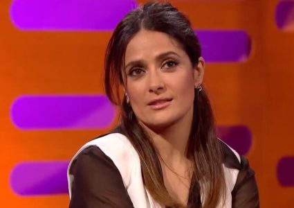 Salma Hajek, naga u okeanu: Glumica proslavila 60. rođendan i pokazala telo koje prkosi godinama (VIDEO)