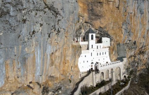 Kada odete pod Ostrog, jednu stvar ne nosite nazad sa sobom: Evo kako se vernici mole Svetom Vasiliju
