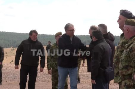 (UŽIVO) Vučić na poligonu “Pešter”: Počela taktička vežba sa bojevim gađanjima “Pobednik 2026” (VIDEO)