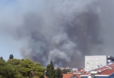 Trogodišnjak ostao sam u stanu, a onda je buknuo požar: Poznato šta je izazvalo vatru u Zadru