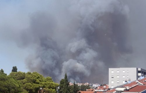 Trogodišnjak ostao sam u stanu, a onda je buknuo požar: Poznato šta je izazvalo vatru u Zadru