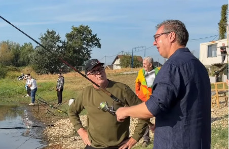Vučić na jezeru Šalinac: "Nikada nisam umeo da pecam, razgovarao sam sa divnim ljudima" (VIDEO)