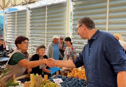 “Uvek je najzanimljivije na pijaci”: Vučić razgovarao sa građanima Smedereva (VIDEO)