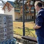 Vučić se poklonio žrtvama u Duboni i Malom Orašju: Uvek dođem da se poklonim stradaloj mladosti