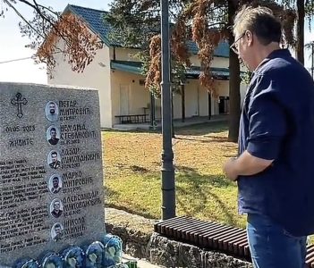 Vučić se poklonio žrtvama u Duboni i Malom Orašju: Uvek dođem da se poklonim stradaloj mladosti