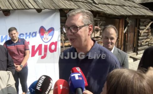 (UŽIVO) Vučić u Velikoj Plani: Predsednik u etno selu “Moravski konaci”, dočekao ga veliki broj ljudi