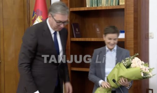 Vučić predao dužnost i predmete predsednici Skupštine: “Srbija više neće iamti ovakvog predsednika”