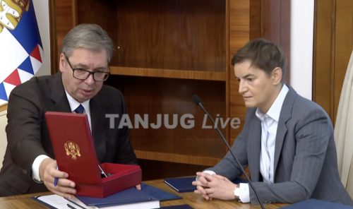 Vučić predao dužnost i predmete predsednici Skupštine: “Srbija više neće imati ovakvog predsednika”