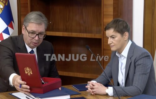 Vučić predao dužnost i predmete predsednici Skupštine: "Srbija više neće imati ovakvog predsednika"