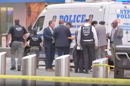 Uznemirujuće scene na Tajms skveru: Žena izbola dva prolaznika, pa sa noževima krenula na policiju
