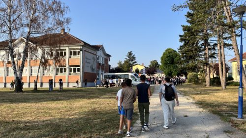 Osmesi, novi rančevi i pune školske klupe: Ovako je počela školska godina širom Srbije