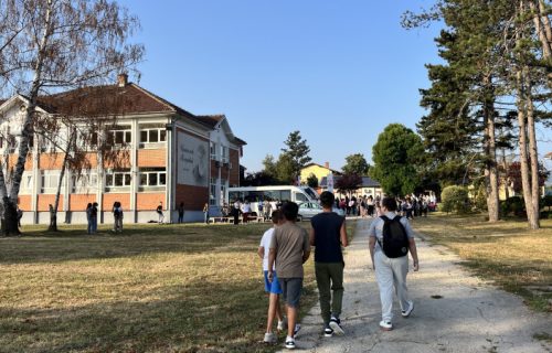 Osmesi, novi rančevi i pune školske klupe: Ovako je počela školska godina širom Srbije