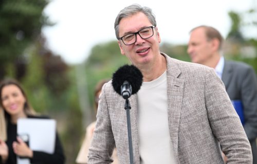(UŽIVO) Vučić u Velikoj Plani: Predsednik u etno selu "Moravski konaci", dočekao ga veliki broj ljudi