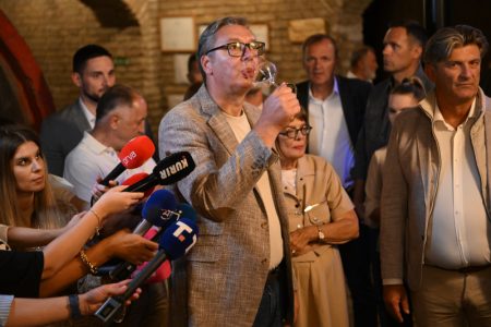 Vučić posetio porodicu sa jedanaestoro dece u Trešnjevcu: Ocu posao, a kući još dve sobe