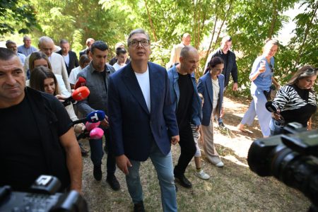 (UŽIVO) Vučić stigao u Suboticu: Predsednik obilazi Gerontološki centar (VIDEO)