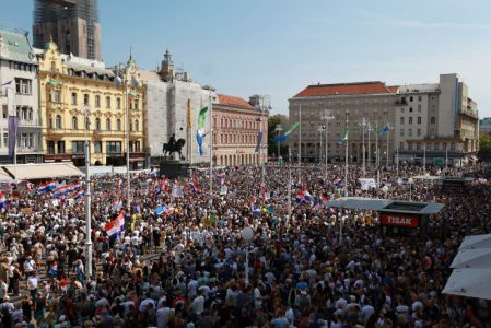 Počeo veliki protest u Zagrebu: Hiljade ljudi na ulicama, traže uklanjanja otpada u Gospiću (FOTO)