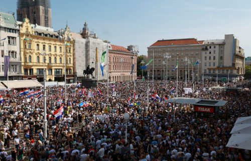 Počeo veliki protest u Zagrebu: Hiljade ljudi na ulicama, traže uklanjanje otpada u Gospiću (FOTO)
