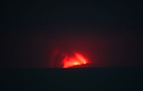 Eruptirao vulkan u Indoneziji: Pepeo zatrpao Džakartu, otkazuju se avionski letovi (FOTO)