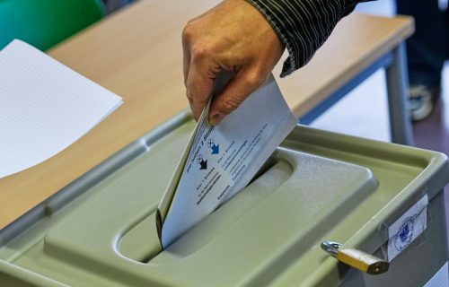 Otvorena birališta na izborima u nemačkoj pokrajini: AfD pred istorijskom šansom da preuzme vlast (FOTO)