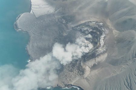 Apokalipsa u Indoneziji: Eruptirali vulkani, mrak i pepeo okovali zemlju, 150.000 ljudi zarobljeno