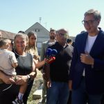 (UŽIVO) Vučić u Zapadnobačkom okrugu: Predsednik obilazi preduzeće “Construct Invest” u Kljajićevu (VIDEO)