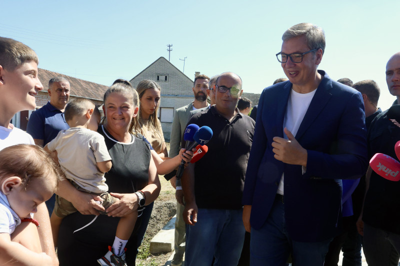 Vučić posetio Zapadnobački okrug: Predsednik obišao lokalne kompanije, infrastrukturu i domaćinstva (VIDEO)