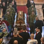 (UŽIVO) Sahrana Ratka Mladića: Reka ljudi čeka da oda počast i poslednju poštu generalu (FOTO+VIDEO)