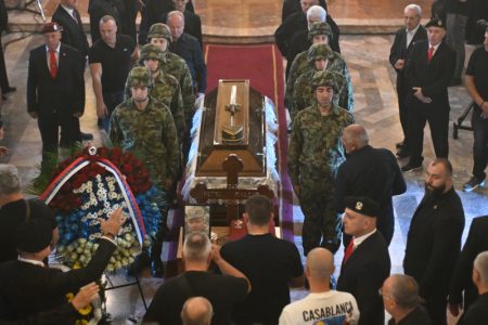 (UŽIVO) Sahrana Ratka Mladića: Reka ljudi čeka da oda počast i poslednju poštu generalu (FOTO)