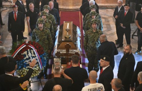 (UŽIVO) Sahrana Ratka Mladića: Reka ljudi čeka da oda počast i poslednju poštu generalu (FOTO)
