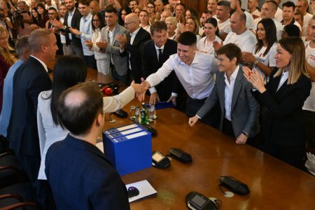 Predstavnici liste “Aleksandar Vučić – Ujedinjena Srbija” predali RIK listu kandidata (VIDEO)
