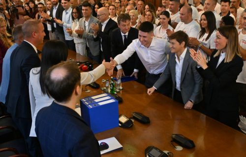 Predstavnici liste "Aleksandar Vučić - Ujedinjena Srbija" predali RIK listu kandidata (VIDEO)
