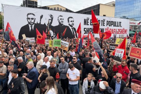 Pristalice tzv. OVK ponovo na ulicama Prištine: Protestuju zbog presuda Tačiju i ostalim bivšim vođama