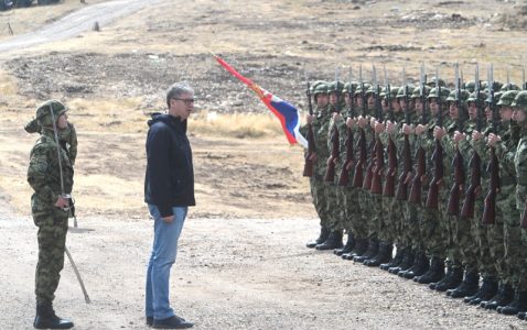 (UŽIVO) Vučić na poligonu “Pešter”: Počela taktička vežba sa bojevim gađanjima “Pobednik 2026” (VIDEO)